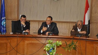 رئيس قناة السويس يجتمع بمجلس ادارة المستشفيات الجامعية