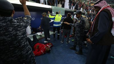 انهيار حاجز زجاجى وسقوط مصابين بعد انتهاء مباراة الامارات وسلطنة عمان