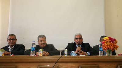 رئيس جامعة جنوب الوادى يشهد حفل تكريم مدير ادارة المؤتمرات بالجامعة