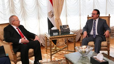 رئيس جامعة القاهرة يبحث مع وزير الاتصالات توقيع بروتوكول تعاون لتطوير نظم الخدمات الجامعية