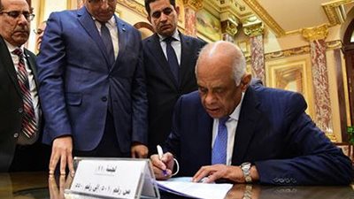 رئيس مجلس النواب يوقع استمارة تزكية 