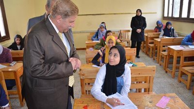 محافظ الإسماعيلية يتفقد لجان إمتحانات الشهادة الاعدادية 