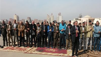رئيس جامعة بنى سويف يؤم المصلين بصلاة الغائب