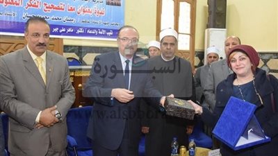 محافظ بني سويف يكرم عدد من أشر الشهداء في ندوة تصحيح الفكر المغلوط ونبذ التطرف والإرهاب