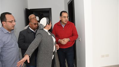 وزير الإسكان يتفقد أول نموذج لتشطيبات منطقة الفيلات بالعاصمة الإدارية الجديدة