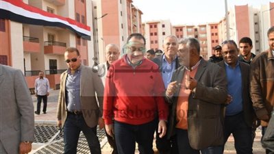 وزير الإسكان يتفقد مشروع الإسكان الاجتماعى و