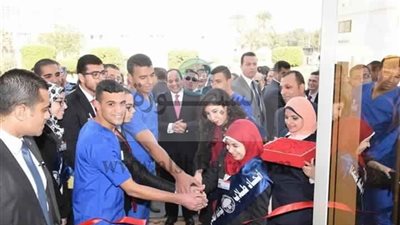 طلاب جامعة القاهرة يشهدون مع الرئيس عبد الفتاح السيسي افتتاح أعمال إنشاء وتطوير المجمع الطبي للقوات المسلحة بالمعادي