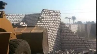 إزالة المخالفات والتعدى على الاراضى الزراعية بمركز اخميم بسوهاج