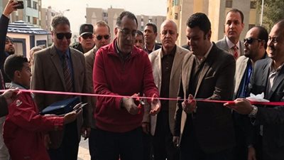 بالصور.. وزير الإسكان يفتتح المركز التكنولوجى لخدمة المواطنين بمدينة الشروق وشارع الشباب
