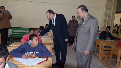 محافظ بني سويف يتابع امتحانات الفصل الدراسي الأول للإعدادية  للإطمئنان على توافر كافة سبل الراحة للطلاب