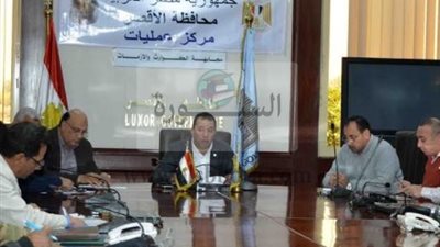 محافظ الأقصر يبحث استخدام الطاقة الشمسية بالوحدات المحلية