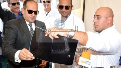 محافظ سوهاج يتفقد القافلة الطبية بمركز أخميم