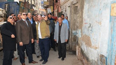 محافظ سوهاج يتفقد المنزل الآيل للسقوط وينقل الأسر المتضررة ويمنحهم 3 شقق