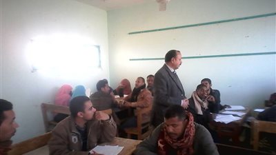 الوكيل الثقافى لمنطقة الاقصر يتفقد مركزتصحيح الشهادة الإعدادية بفتيات البياضية الازهرى 