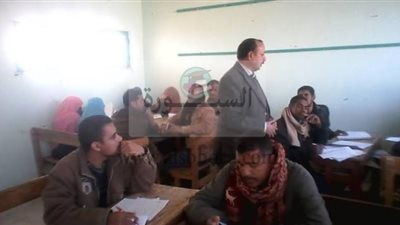 الوكيل الثقافى لمنطقة الاقصر يتفقد مركز تصحيح الشهادة الإعدادية بفتيات البياضية الازهرى