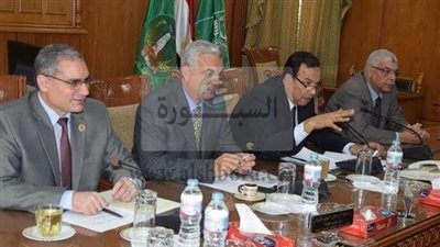 رئيس جامعة المنوفية يرأس مجلس العمداء ويؤكد 