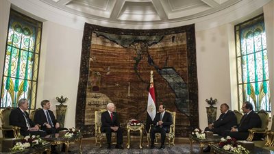 الوول ستريت جورنال: | مايك بنس استمع لإنتقادات السيسي لسياسة ترامب خلال زيارته للقاهرة.. وطاقم الصحفيين الأمريكان تلقوا استقبلا باردا لدى الرئاسة       