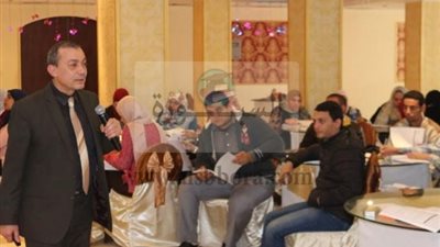 معلم محترف معتمد بنقابة المعلمين يناقش قوة المهام المعادة