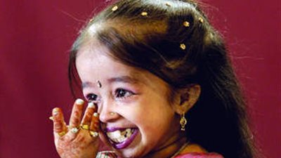 أقصر امرأة في العالم تصل مصر لزيارة المعالم السياحية