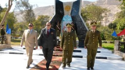 محافظ سوهاج ومدير الأمن يضعان إكليل زهور على نصب الشهداء بعيد الشرطة