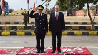 محافظ بني سويف ومدير الأمن  يضعان أكاليل الزهور علي النصب التذكاري