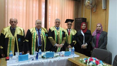 منح درجة الماجيستير لباحث متميز علميا بحضور وزير التربية والتعليم السابق بحاسبات عين شمس