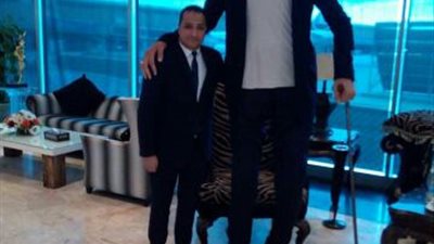 بالصور.. أطول رجل فى العالم يصل القاهرة 