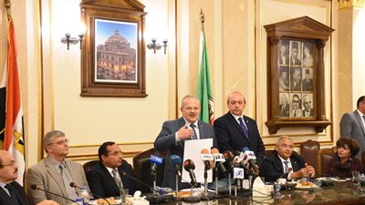 رئيس جامعة القاهرة يعلن 3 مشروعات قومية .. تطوير المستشفيات والفرع الدولى للجامعة بأكتوبر وتطوير المكتبة التراثية