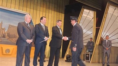بالصور.. تكريم الرائد ابراهيم همام فى عيد الشرطة بالأقصر