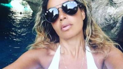 بالصور.. زوجة عمر دياب تحتضن رجلا 