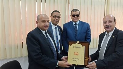 تكريم رئيس جامعة بنى سويف من شركة تيتان