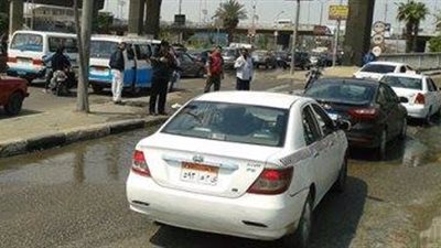 كثافات مرورية أمام جامعة الازهر بسبب إصلاح كسر ماسورة مياة 