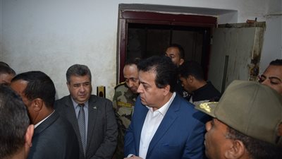 وزير التعليم العالي في زياره لموقع حادث سقوط المصعد بمستشفي جامعة بنها