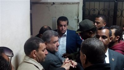 وزير التعليم العالي يتفقد موقع حادث سقوط مصعد مستشفى بنها الجامعي