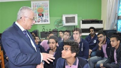 شوقي يشارك الطلاب احدى حصص الفلسفة ويسألهم عن افضل طريقة لهم فى التدريس 