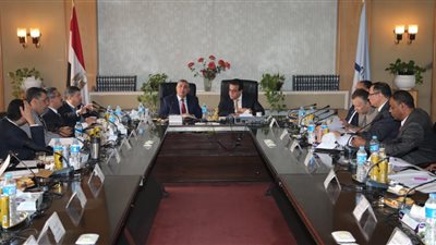 عبد الغفار يؤكد أهمية تحقيق التعاون بين المراكز البحثية والقلاع الصناعية 