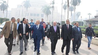 رئيس جامعة القاهرة يتفقد سير الدراسة وانتظام العملية التعليمية 