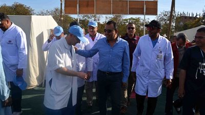 بالصور.. محافظ الأقصر يتفقد المستشفى الميدانى  المجانى بمركز شباب السلام بإسنا 