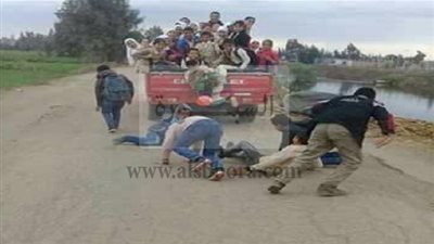 بالصور| قبور متحركة لطلاب مصر.. 