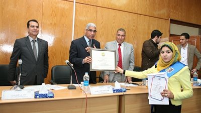 رئيس جامعة جنوب الوادى يكرم فريق التنمية المستدامة بالجامعة