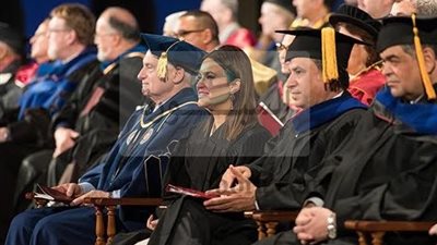 الجامعة الأمريكية بالقاهرة تحتفل بتخريج دفعات جديدة للبكالوريوس والدراسات العليا‎‏