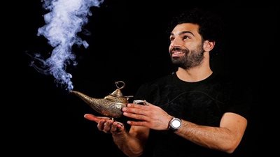 شاهد تعليقات عشاق محمد صلاح على صورته مع مصباح علاء الدين السحرى