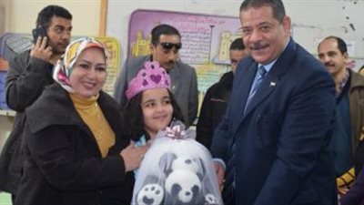 التعليم تكرم الطالبة نجمة 