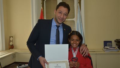 التعليم تكرم الفائزة بماراثون مستشفى مجدى يعقوب بأسوان