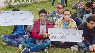 بالصور.. اعتصام طلاب مدرسة 