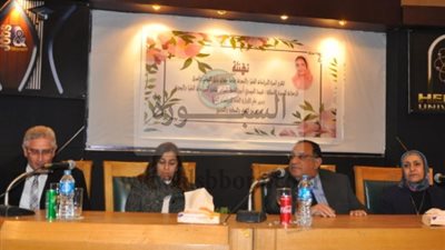 رئيس جامعة حلوان يكرم امين الجامعة المساعد