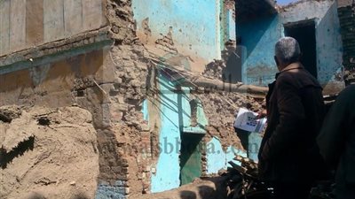 انهيار منزل من طابقين وتشريد17 شخص بإسنا جنوب الأقصر