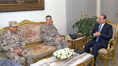 السيسي يبحث مع قائد القيادة المركزية الأمريكية التعاون العسكري