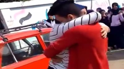 بالفيديو| قبلات وأحضان ساخنة بين طالب وزميلته أمام المدرسة.. والطلاب: 