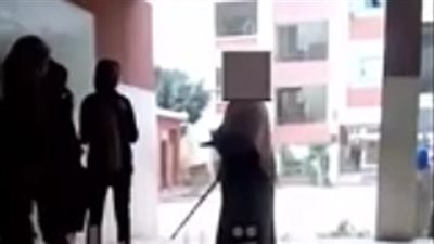 بالفيديو| معلمة تسب الدين وتضرب الطلاب.. ومدير المدرسة 